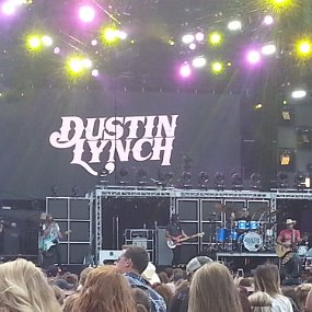 2015-06-20 17.42.07 One of the opening acts - Dustin Lynch