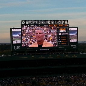 2016-10-16 17.05.52 Favre receives his NFL Hall of Fame ring and his name is unveiled on the Ring of Honor