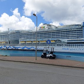 20220221_114546 Cruise ship in port